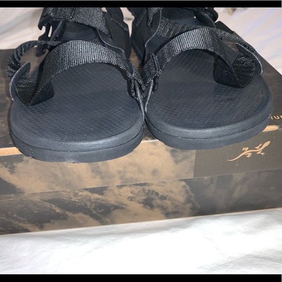 New MEN’S CHACO black SANDALS size 8